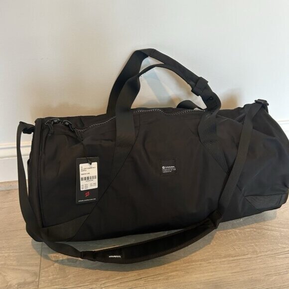 NWT Peloton x lululemon All Day Essentials Duffle Train Gym Bag 32L Large - Picture 3 of 11